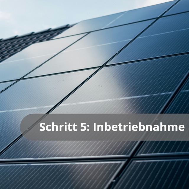 Schritt 5: Inbetriebnahme. Nahaufnahme dunkler Solarmodule gegen den Himmel