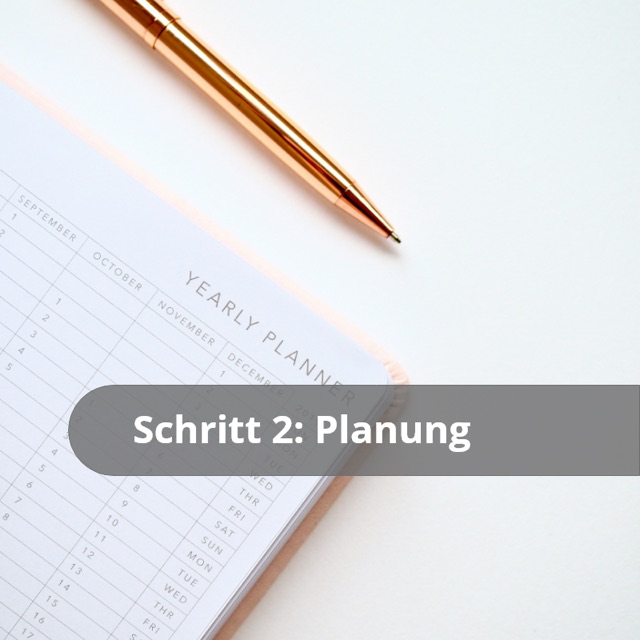Schritt 2: Planung. Jahresplaner und Stift auf einem Schreibtisch