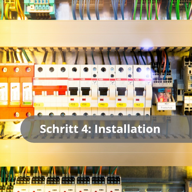 Schritt 4: Installation. Geoeffnete Unterverteilung mit Sicherungsautomaten und Beschriftung