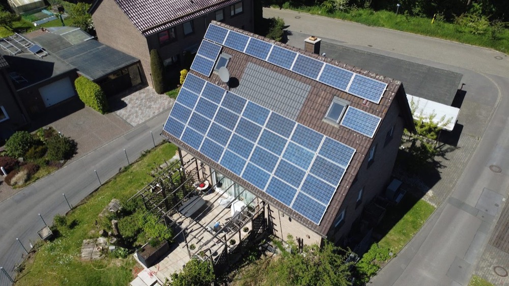 Einfamilienhaus mit Photovoltaikanlage auf dem Satteldach, Luftaufnahme