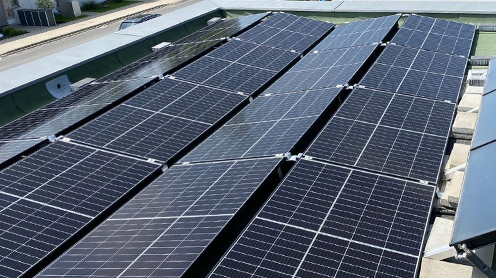 Aufgeständerte Solarmodule auf einem Flachdach