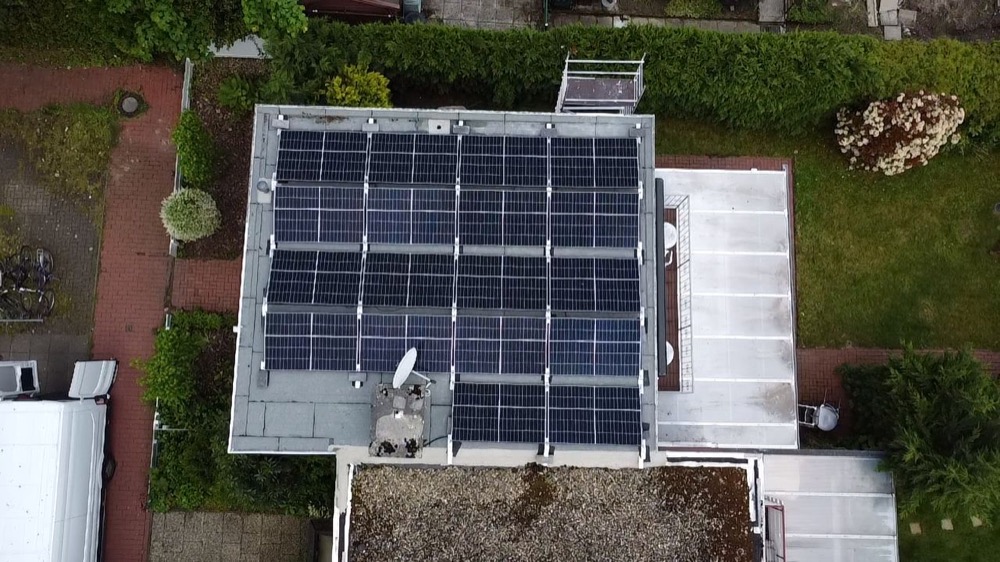Flachdach mit Photovoltaikanlage von oben