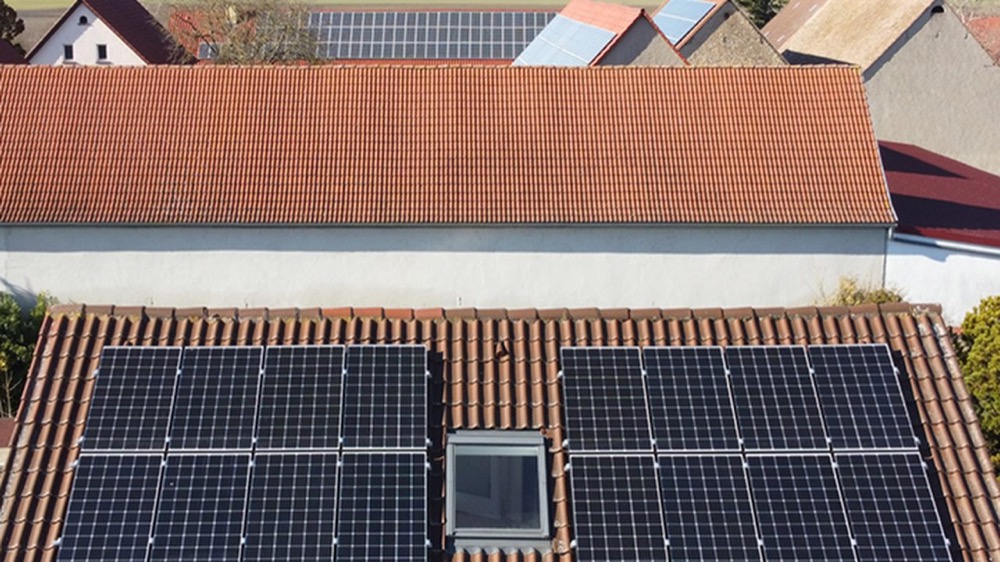 Ziegeldach mit Photovoltaikmodulen aus der Luft