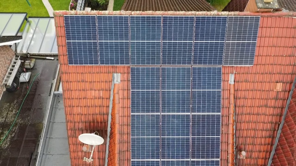 Solarmodule auf einem roten Ziegeldach aus der Nähe